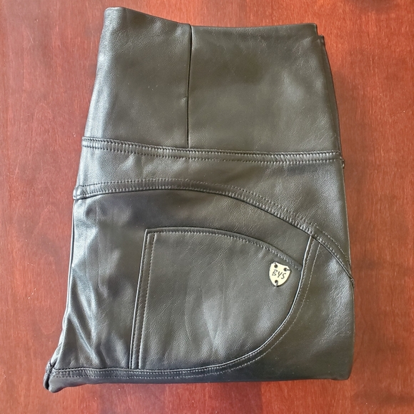 Faux Leather Pants in Size 2XL - Picture 7 of 8